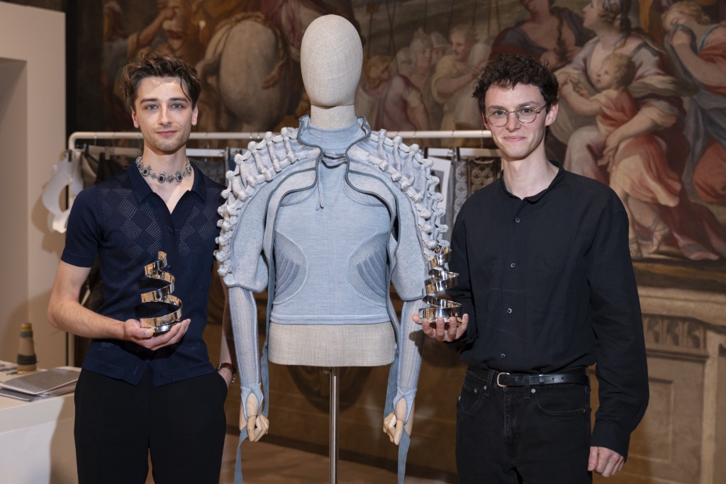 جایزه طراحی بافتنی لورو پیانا 2024 به دانشجویان اکول دوپره پاریس اهدا شد